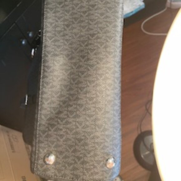 MICHAEL KORS, EUC LEATHER TOTE - Picture 7 of 13